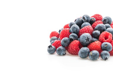 taze yaban mersini ve rasberry beyaz