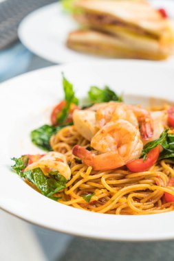 tavada kızartılmış Baharatlı deniz mahsulleri spagetti 