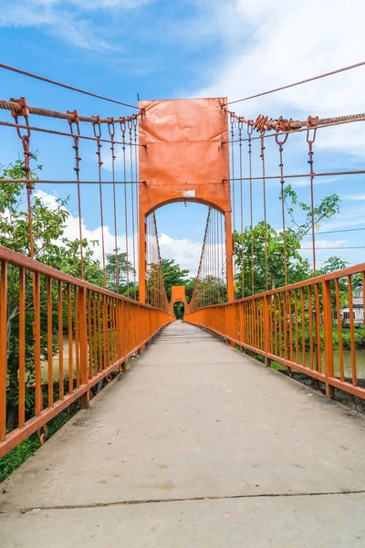 Turuncu köprüden nehre Vang Vieng mağarada Jung, 