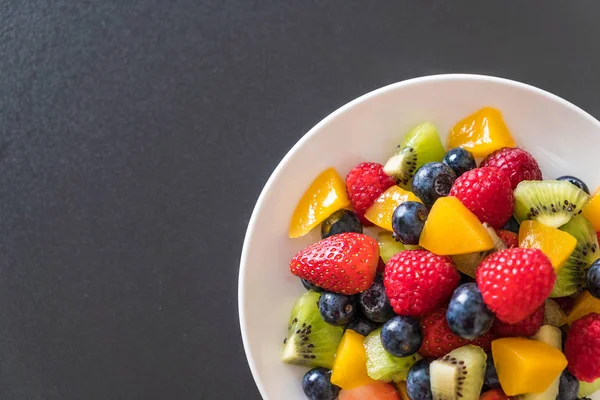 karışık taze meyve (çilek, ahududu, yaban mersini, kivi, mang