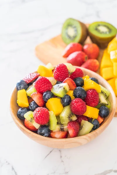 karışık taze meyve (çilek, ahududu, yaban mersini, kivi, mang