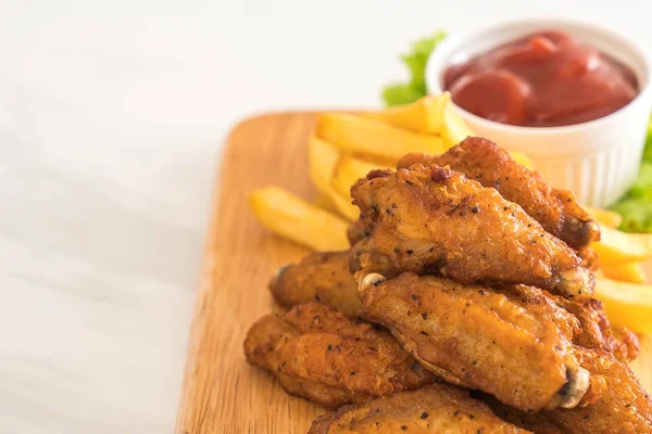 Kızarmış tavuk kanadı.