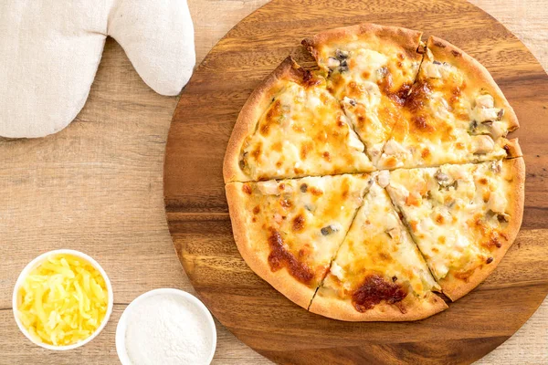 Kremalı mantarlı pizza