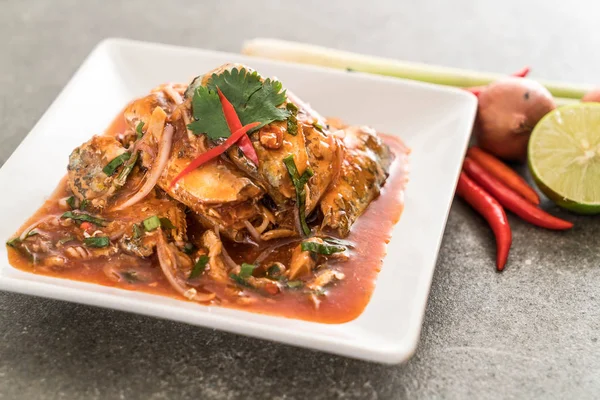 Baharatlı uskumru salatası