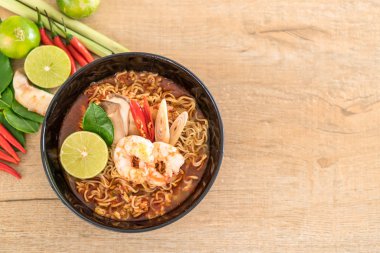 Karidesli baharatlı hazır şehriye çorbası.