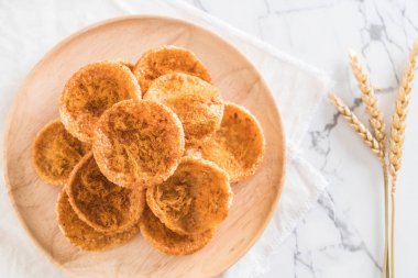 kurutulmuş rendelenmiş domuz etinin pirinç kraker