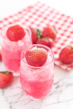 taze çilek smoothie 