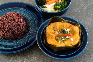 Haşlanmış balık köri ile yapıştırın ve pirinç berry