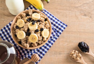 Granola muz, Kuru üzüm ve süt ile 