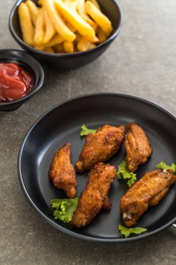 Kızarmış tavuk kanadı.