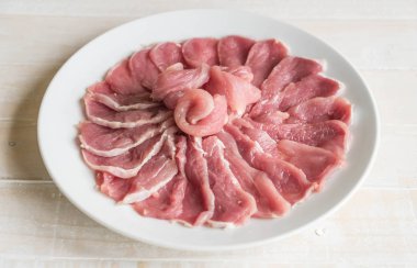 ahşap üzerine taze dilimlenmiş domuz