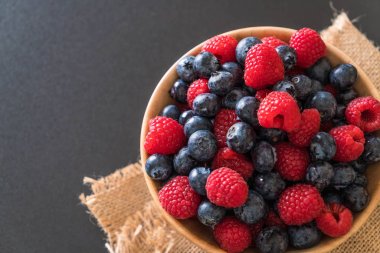 taze yaban mersini ve rasberry 