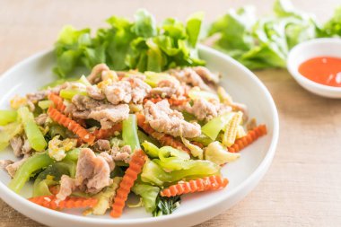 Tavada kızartılmış Shanghai Noodle domuz eti ile