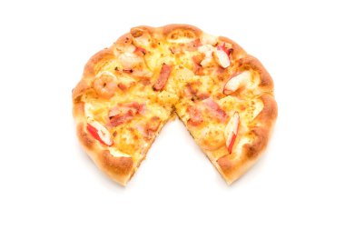 Beyaz arka plan üzerinde izole hawaiian deniz ürünleri pizza 