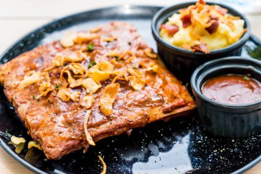 Izgara kaburga domuz barbekü sosu ile