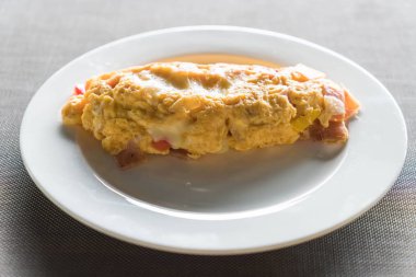 Ev yapımı jambon ve peynirli omlet