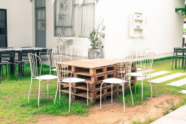 boş açık veranda sandalye