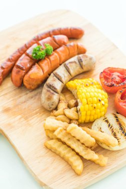 ızgara sosis mix sebze ve patates kızartması ile