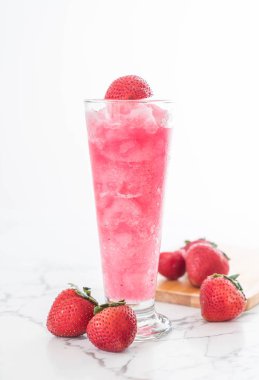 taze çilek smoothie 