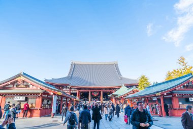 Tokyo-Kasım 28: Budist tapınağı Sensoji Tokyo kalabalık insanlara