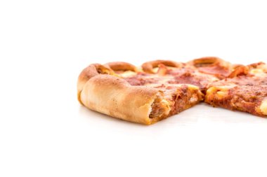 Beyaz zemin üzerine ev yapımı biberli Pizza 