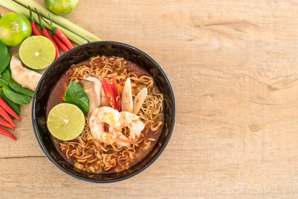 Karidesli baharatlı hazır şehriye çorbası.