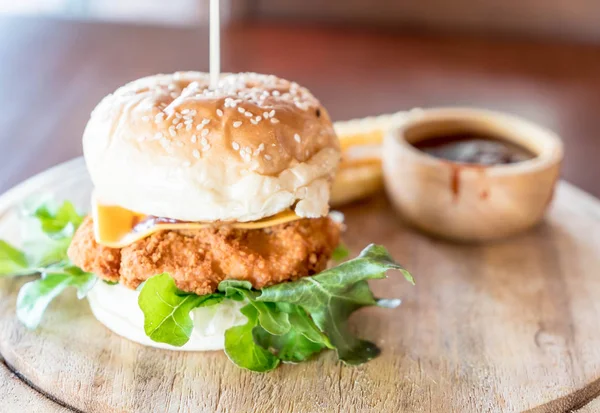 Peynirli hamburger ile kızarmış tavuk