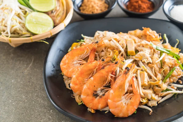 Thai Fried Noodles "Pad Thai" with shrimps — Stock Photo, Image