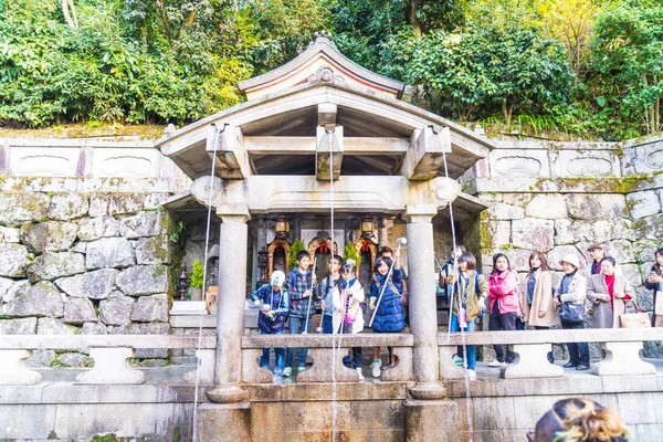 Kyoto, Japonya - 24 Kasım 2016: Turist Kiyomizu-dera Tapınağı'nda