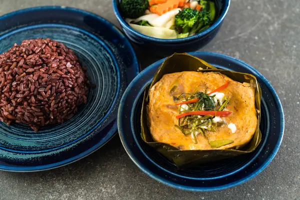 Haşlanmış balık köri ile yapıştırın ve pirinç berry