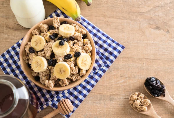 Granola muz, Kuru üzüm ve süt ile 