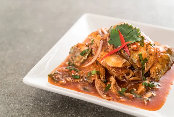 Baharatlı uskumru salatası