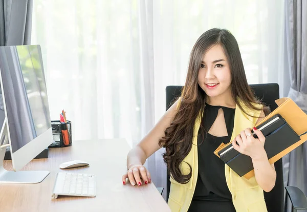 幸福的亚洲女人在办公室 — 图库照片