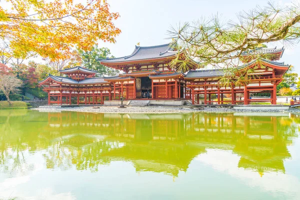 Güzel mimari Byodo içinde Kyoto tapınakta.