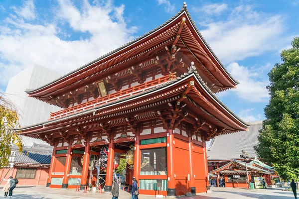 Tokyo-Kasım 16: Budist tapınağı Sensoji Novem tarihinde kalabalık insanlara