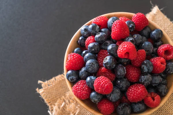 taze yaban mersini ve rasberry 