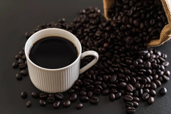 Чашка кофе и бобы — стоковое фото