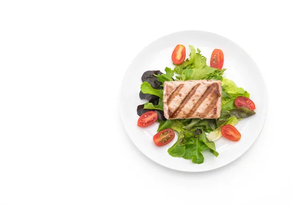 Стейк из тунца с салатом — стоковое фото