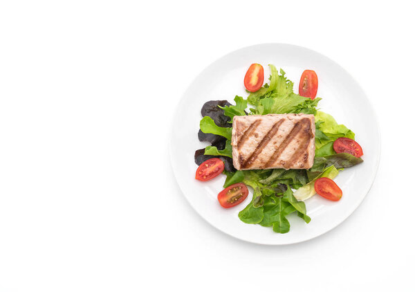 tuna steak with salad