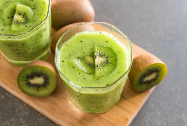 Sağlıklı taze kivi smoothie cam