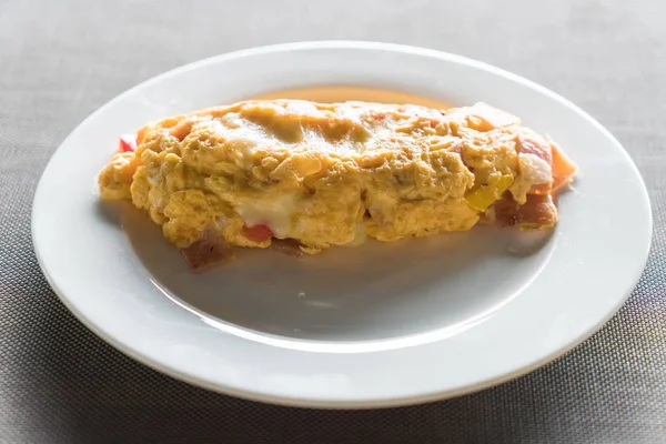 Ev yapımı jambon ve peynirli omlet