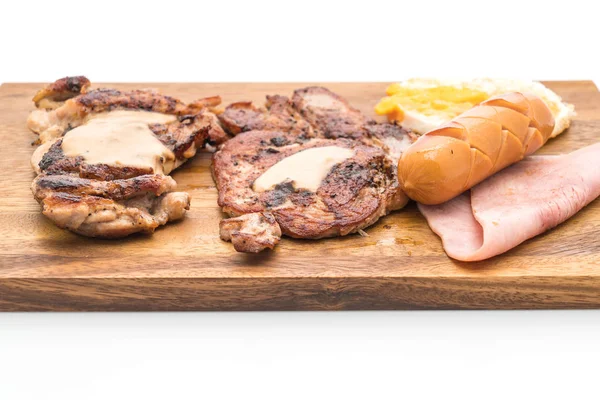 ahşap plaka üzerinde ızgara biftek mix