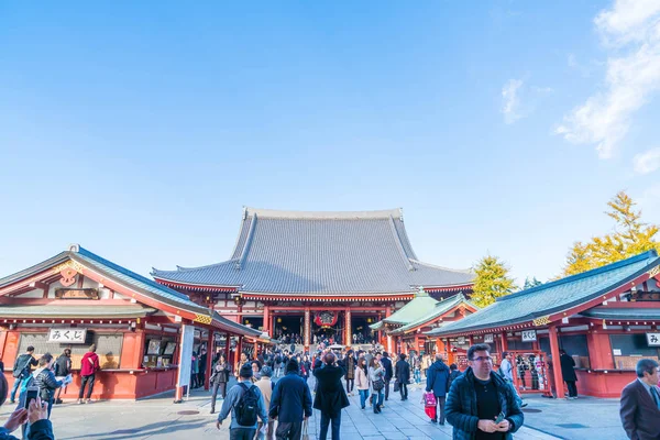 Tokyo-Kasım 28: Budist tapınağı Sensoji Tokyo kalabalık insanlara