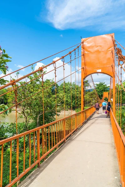 Vang Vieng, Laos. 12 Mayıs 2017: Turuncu renk köprü Jung Mağarası