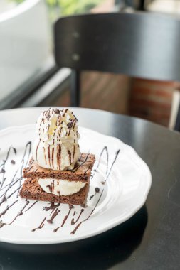 vanilyalı dondurma ile çikolatalı kek