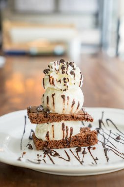 vanilyalı dondurma ile çikolatalı kek