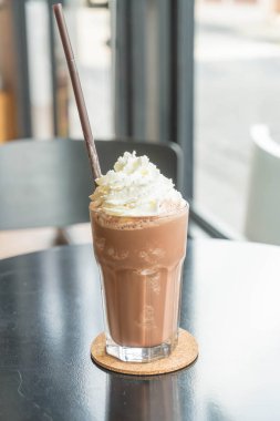 Kremalı çikolatalı milkshake.