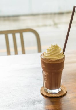 Kremalı çikolatalı milkshake.