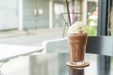 Kremalı çikolatalı milkshake.