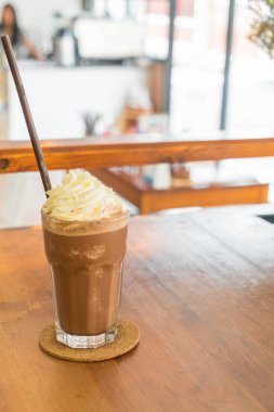 Kremalı çikolatalı milkshake.